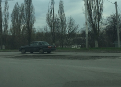 В Шахтах вырезали куски асфальта для ямочного ремонта и бросили