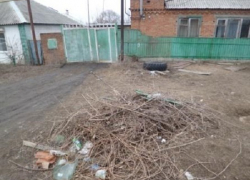 Шахтинцев штрафуют за отсутствие аншлагов и мусор перед домами