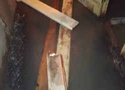 Подвал жилого дома затоплен на 30 см канализационными стоками в Шахтах