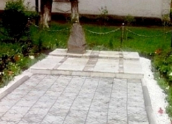 В Шахтах вандалы разрушили памятник медикам, погибшим в годы войны