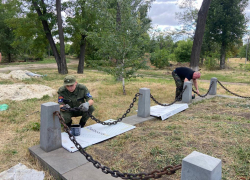 Порядок у памятника героям Первой мировой войны в Шахтах навели представители реестрового казачества