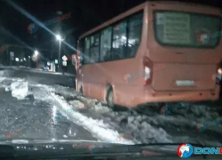 Автобус в Шахтах потерял колесо, пытаясь выбраться из ледяной колеи