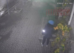 "Голубая шапочка" нагло своровала декор со стены магазина — резиновые сапоги в Шахтах