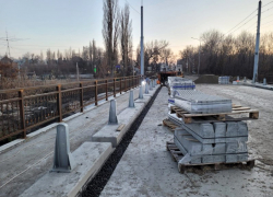 Ставят бордюры: через 4 дня завершается срок контракта по ремонту моста между Каменоломнями и Шахтами
