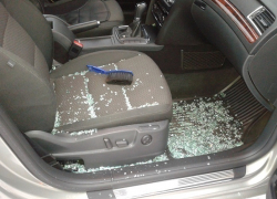 В Шахтах вор разбил стекло у «Лады-Ларгус» и похитил видеорегистратор