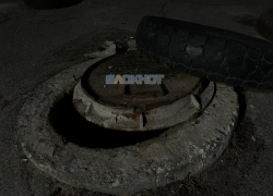 Открытый люк, находящийся рядом с детской площадкой на Текстильной в Шахтах, угрожает безопасности