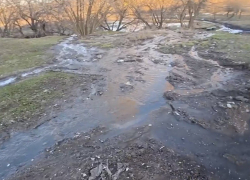 Улицу 10 лет за Индустриализацию в Шахтах затопило канализационными стоками