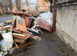 Жителям Шахт приходится идти по проезжей части из-за горы мусора на пешеходной зоне