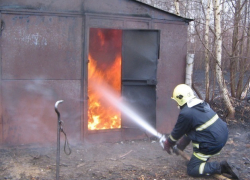 В Шахтах на Новогородской сгорел гараж