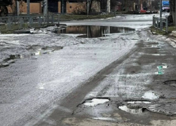 Канализационные стоки затапливают пересечение нескольких улиц в Шахтах