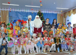 Родители поздравляют с 8 марта коллектив детского сада №45 «Ласточка» в Каменоломнях под Шахтами