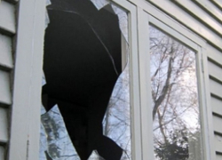 В Шахтах вор разбил окно частного дома и украл драгоценностией на 150 000 рублей