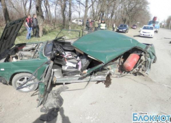 На въезде в поселок Артем при столкновении с Хондой Аккорд ВАЗ-2107 разорвало на части: 27-летний водитель госпитализирован