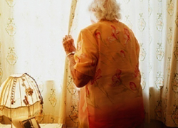 В Шахтах упала с третьего этажа и разбилась насмерть 76-летняя пенсионерка