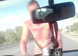 Голый мужчина кидался на машины и требовал отвезти его домой в Шахтах