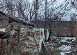 Разваленные строения и горы мусора граничат со школой № 23 в Шахтах