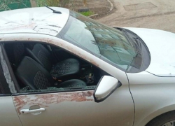 Неизвестные разбили окно автомобиля на Артеме в Шахтах