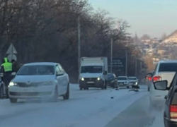 Столкнулись три машины сегодня утром в Енисейском переулке в Шахтах