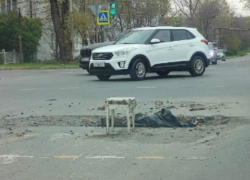 Яму на дороге в центре Шахт просто закидали мусором и поставили рядом табуретку