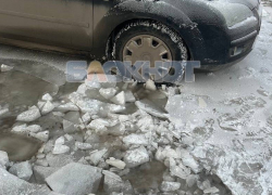 На улице Подбельского машины оказались в ледяной ловушке из-за порыва трубы в Шахтах