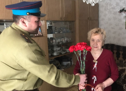 Ветерана Нину Моисееву поздравили с праздником и помогли вспомнить дух эпохи