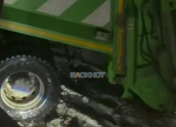 Мусоровоз застрял из-за наледи на дороге по улице Свободы в Шахтах