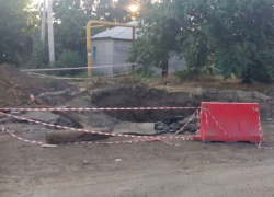 Неделю перекопана центральная улица в посёлке Поповка в Шахтах