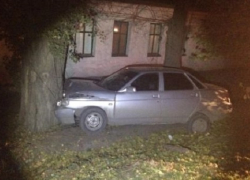 В Новошахтинске «десятка» врезалась в дерево