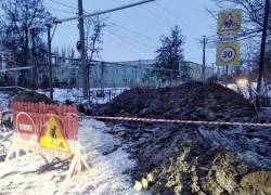Перекрыли поворот у школы №8 из-за аварийных работ в Шахтах 