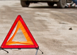 В Шахтах автоледи на «Опель Астра» врезалась в дерево на Маяковского