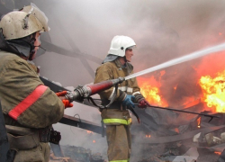Большой пожар вспыхнул в Шахтах за день до Нового года