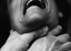 Влез в разбитое окно магазина и напал на продавца 25-летний шахтинец