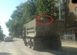 Разбрасывая во все стороны пыль, камни и мусор ездят по Шахтам грузовики