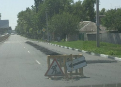 Новый асфальт вырезали кусками, а клумба сползла на дорогу на проспекте Чернокозова в Шахтах