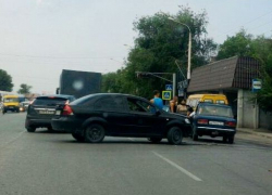 На широком проспекте в Шахтах не смогли разъехаться ВАЗ и «Шевроле»