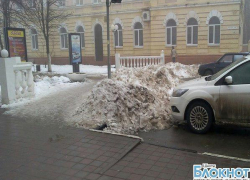 В Шахтах частично расчистили снег с дорог и тротуаров 