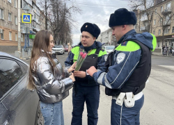 В центре Шахт сегодня вручали цветы женщинам-водителям 