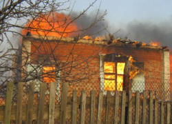 В Шахтах при пожаре в дачном доме сгорел мужчина
