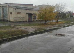 Рядом со школой № 20 в Шахтах брошен открытым люк