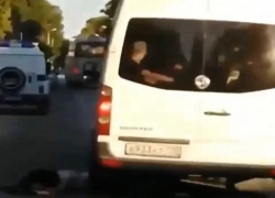 Девушка попала под колеса микроавтобуса в соседнем с Шахтами Каменске