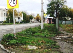 Подойти к остановке и высадить пассажиров в Шахтах мешают заборы