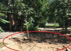 Большая яма встречает жителей Шахт прямо около подъезда