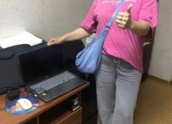 Мужчина украл ноутбук, оставленный на скамейке в центре Шахт