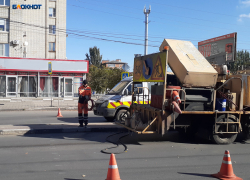 Сделают или нет: в ходе опроса по поводу ремонта дороги высказались прохожие по Советской шахтинцы 