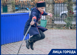 Мастерица фланкировки Елена Лазарева обучает юных казачат исконным традициям 