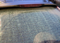 Мусоровоз разбил стекло припаркованного автомобиля в Шахтах 