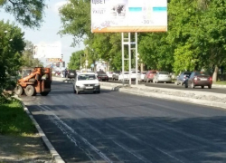  Покрыв смолобитумом проспект Чернокозова, дорожники подвергают испытанию прочность шин и обуви шахтинцев    