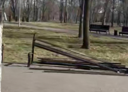 Александровский парк в Шахтах продолжают разносить подростки