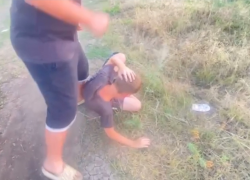 Самосуд устроили подростки в Шахтах над сверстниками, которые выпили водку с могилы участника СВО