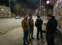 Несовершеннолетних подростков поймали в ходе ночного рейда в Шахтах